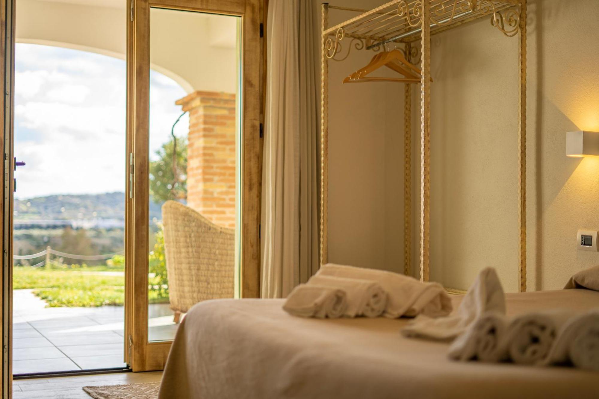 Hotel Essenza Di Mirto Ла-Калетта Экстерьер фото