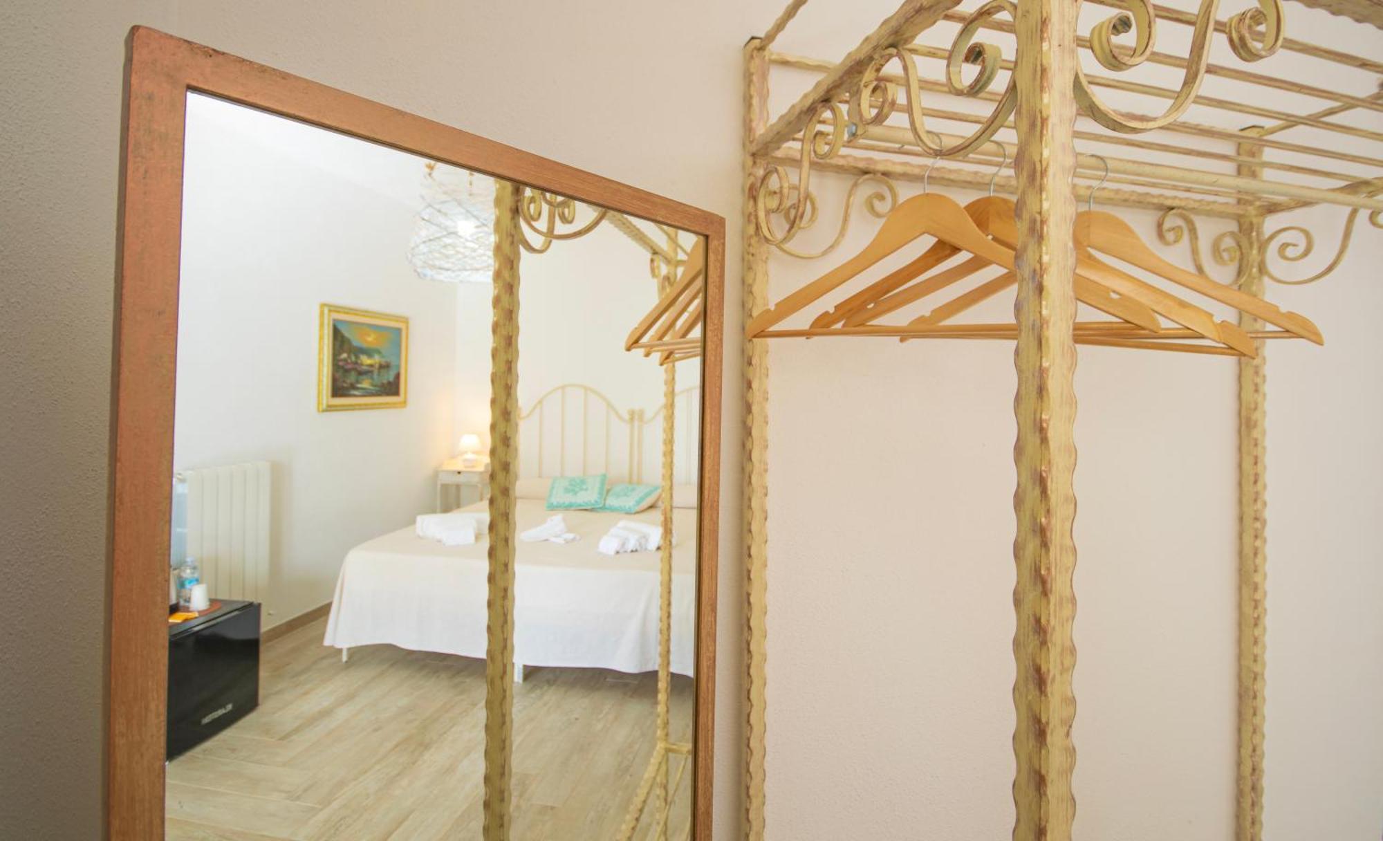 Hotel Essenza Di Mirto Ла-Калетта Номер фото