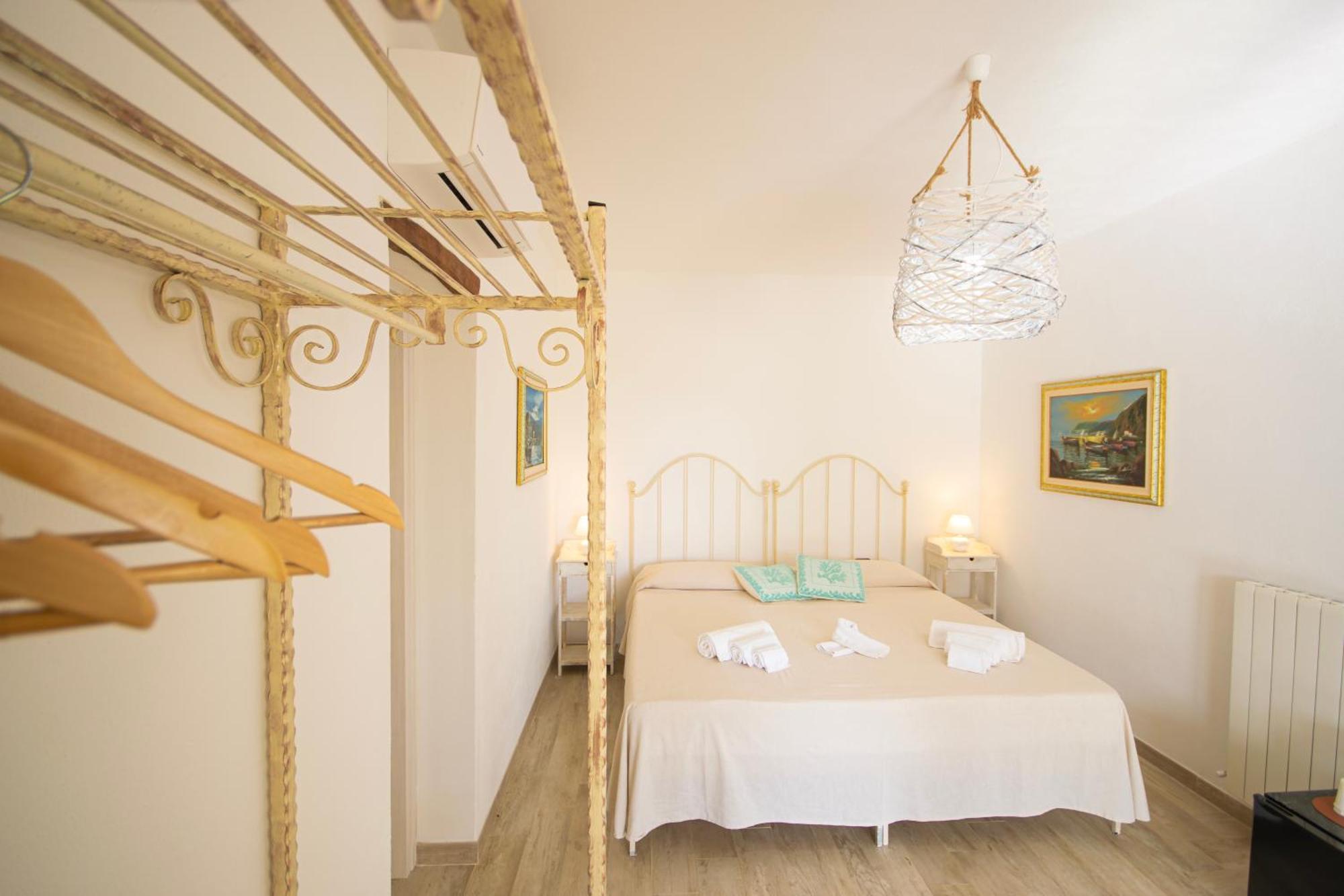 Hotel Essenza Di Mirto Ла-Калетта Номер фото