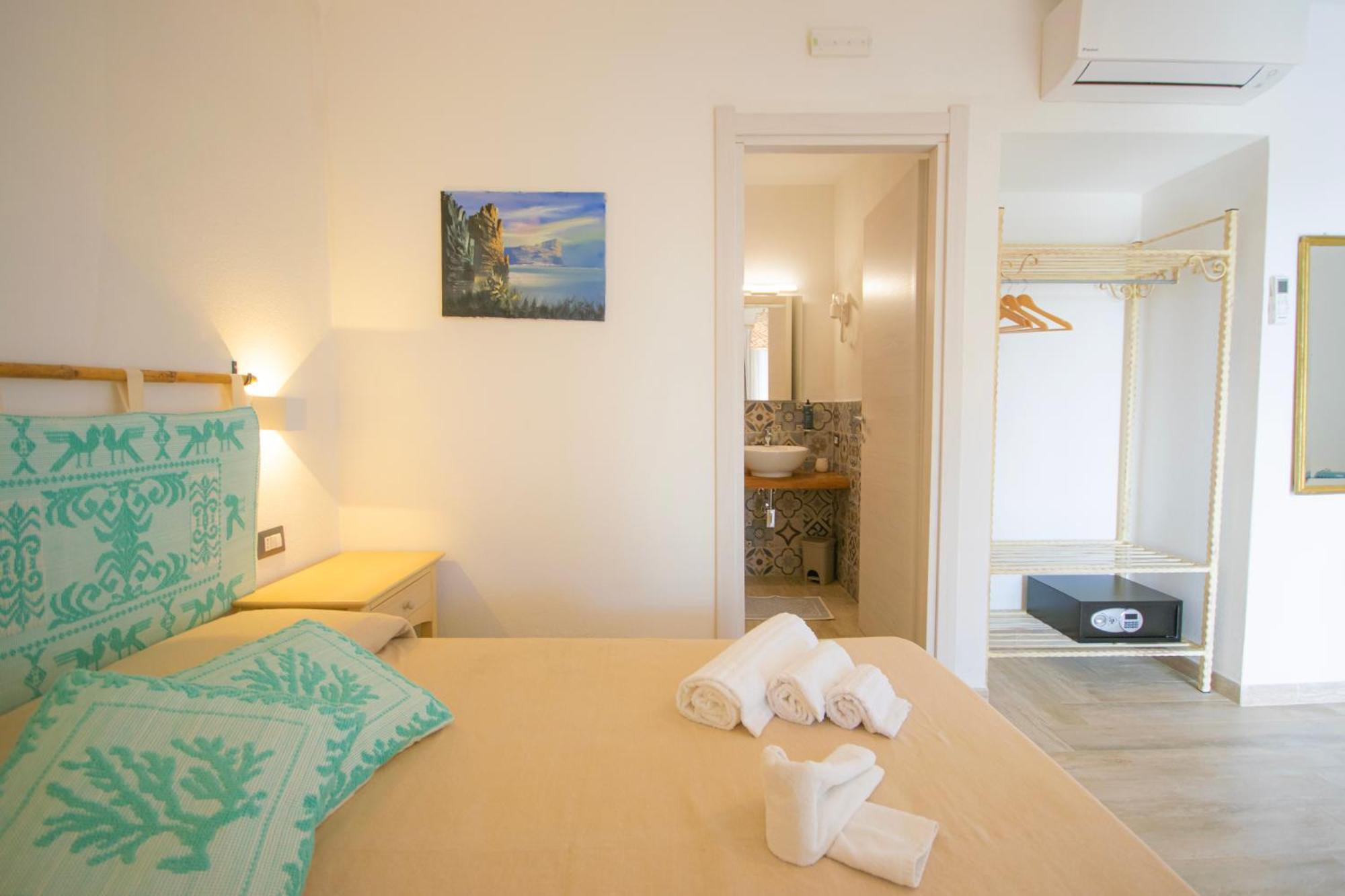 Hotel Essenza Di Mirto Ла-Калетта Номер фото