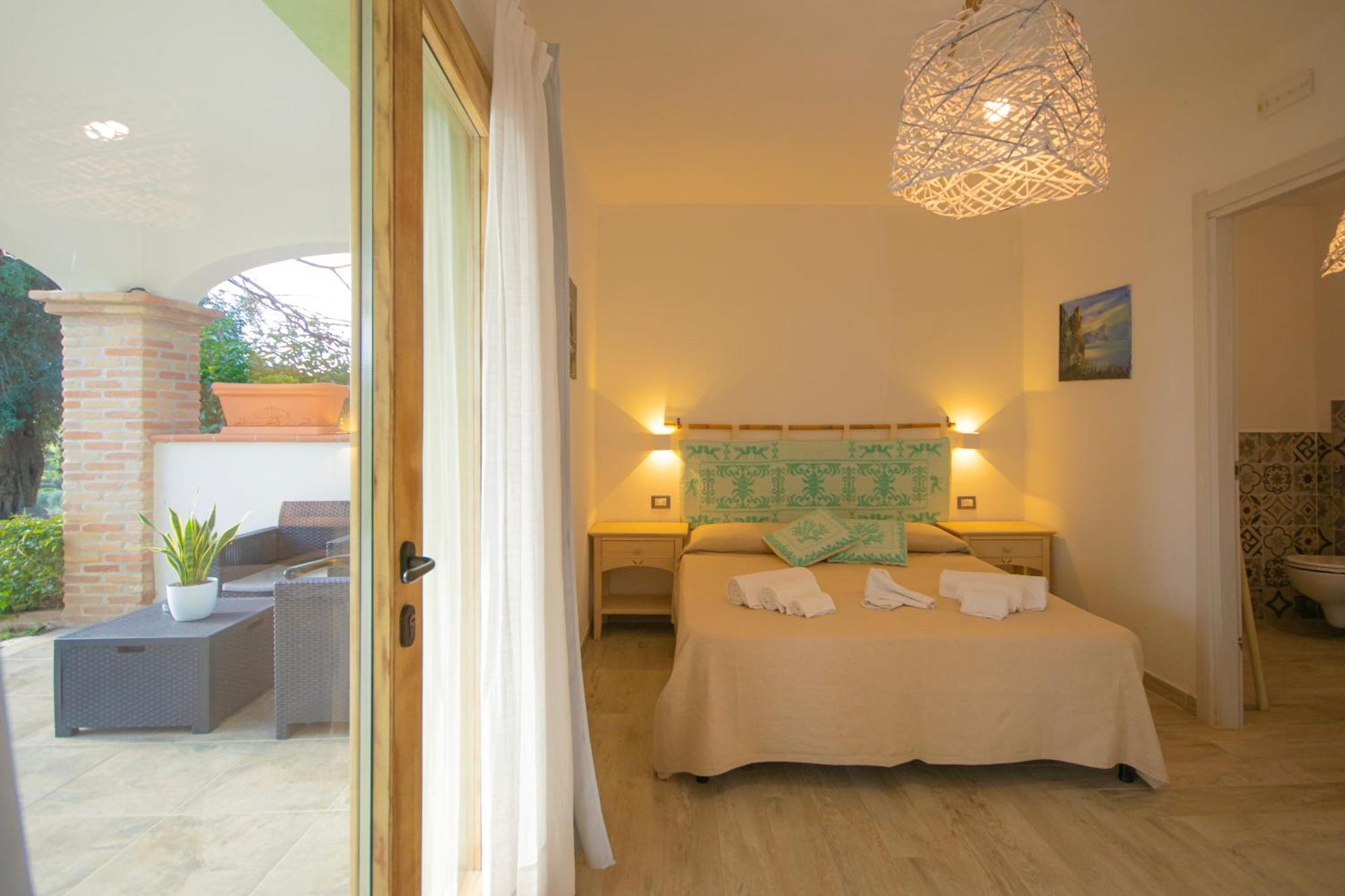 Hotel Essenza Di Mirto Ла-Калетта Номер фото