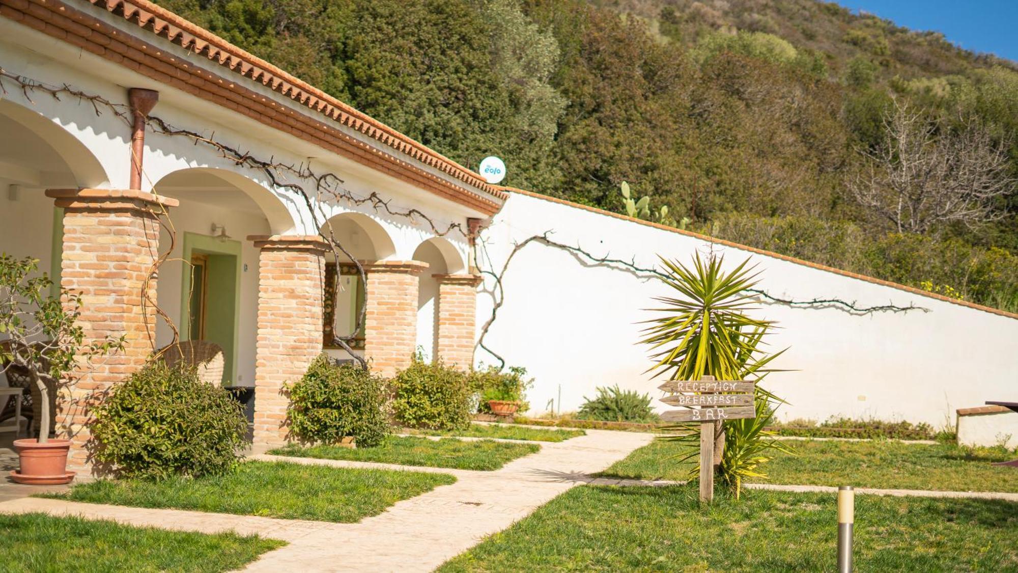 Hotel Essenza Di Mirto Ла-Калетта Экстерьер фото