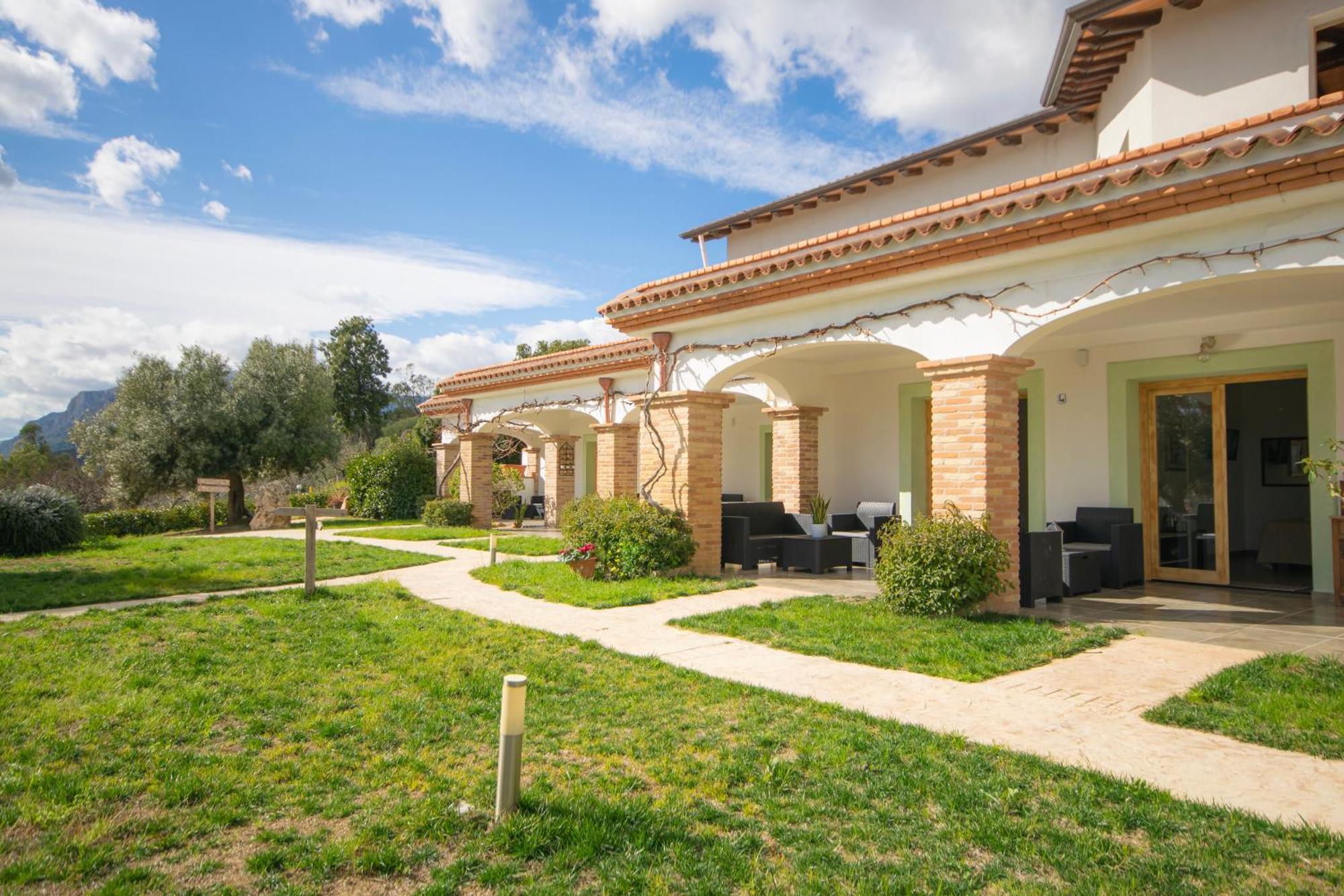 Hotel Essenza Di Mirto Ла-Калетта Экстерьер фото